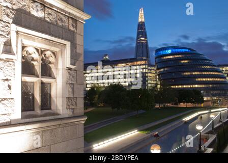 Soirées nocturnes illuminées Riverside plus Londres place, Riverside, Londres,   2 AF par Foster & Partners Arup Banque D'Images