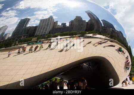 Reflet de tours et de rue dans Cloud Gate, Millennium Park, Chicago, Illinois, États-Unis Banque D'Images