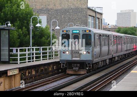 Train surélevé sur la plateforme ferroviaire, Chicago, Illinois, États-Unis Banque D'Images