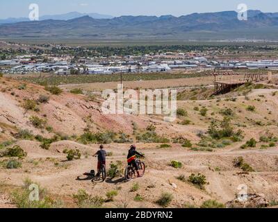 Deux jeunes enfants qui s'adootleg Canyon, Boulder City, Nevada, ont fait du vélo de montagne Banque D'Images