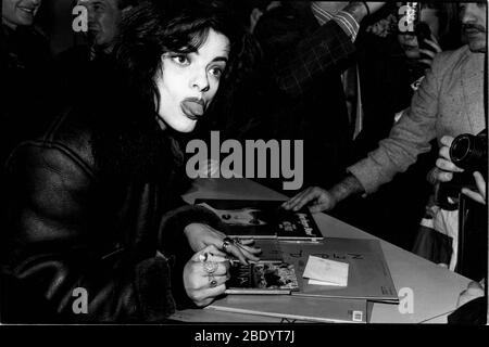La chanteuse allemande Nina Hagen assiste à une séance de signature, France Banque D'Images