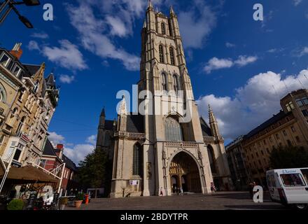 Gand, Belgique, août 2019. Vue sur la cathédrale Saint-Bavo. Les gens dans la rue, beau jour ensoleillé avec ciel bleu et nuages blancs. Banque D'Images