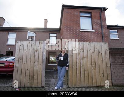 Paula McCartney se tient à son arrière-cour après qu'une fourgonnette avec les biens familiaux quitte la zone du stand court à l'est de Belfast, en Irlande du Nord, 22 octobre 2005. La dernière des sœurs de Robert McCartney à rester à Short Strand à Belfast la nuit dernière a déclaré qu'elle quittait sa maison après des mois d'intimidation soutenue. Photo/Paul McErlane Banque D'Images