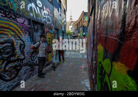 Gand, Belgique, août 2019. La rue graffiti est une rue étroite entièrement dédiée à l'art de la rue dans une ville aussi propre, élégante et ordonnée, nous trouvons Banque D'Images