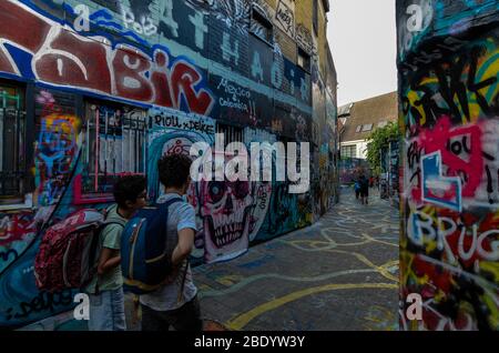 Gand, Belgique, août 2019. La rue graffiti est une rue étroite entièrement dédiée à l'art de la rue dans une ville aussi propre, élégante et ordonnée, nous trouvons Banque D'Images