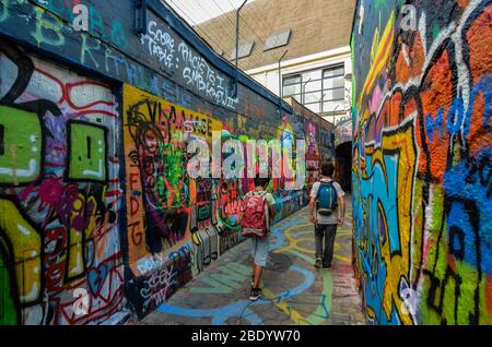 Gand, Belgique, août 2019. La rue graffiti est une rue étroite entièrement dédiée à l'art de la rue dans une ville aussi propre, élégante et ordonnée, nous trouvons Banque D'Images