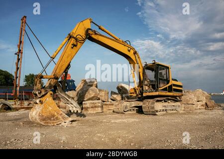 Chantier de construction en stationnement sur la plage publique Banque D'Images