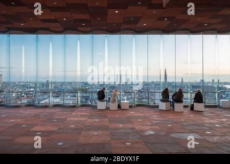 Les personnes bénéficiant de la vue sur le coucher de soleil de l'horizon de la célèbre musée MAS Banque D'Images