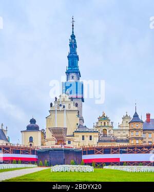 Vue du parc extérieur sur les bâtiments médiévaux du monastère de Jasna Gora avec sa basilique et son clocher, Czestochowa, Pologne Banque D'Images