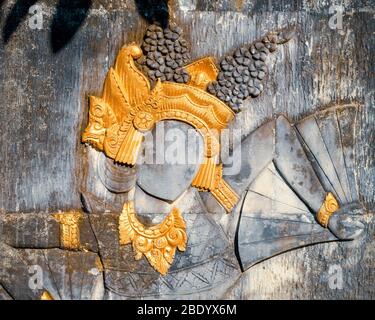 La figure de la pierre artificielle sculptée dans le mur. Décoration religieuse traditionnelle balinaise. Sculpture décorée d'or Banque D'Images