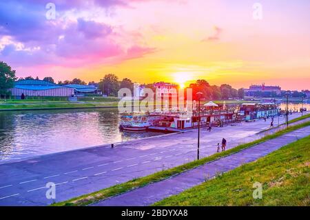 CRACOVIE, POLOGNE - 12 JUIN 2018 : les deux feux au-dessus de la Vistule à Cracovie, avec des barges-restaurants amarrés aux banques, le 12 juin à Cracovie Banque D'Images