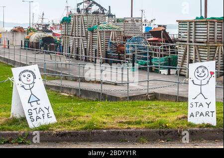 Baltimore, West Cork, Irlande. 10 avril 2020. Deux signes conseillant les gens de distanciation sociale due à Covid-19 sont apparus aujourd'hui dans le village de pêcheurs de Baltimore. Les panneaux étaient à 2 mètres d'intervalle, conformément aux directives du gouvernement. Crédit : Andy Gibson/Alay Live News Banque D'Images