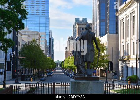 Une statue de George Washington sur l'ancien bâtiment Capitol de Raleigh NC surplombe Fayetteville Street. Banque D'Images