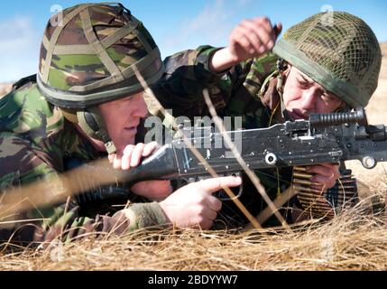 Soldats territoriaux du 5ème Bataillon le Royal Regiment of Fusiliers a tiré le pistolet à machine à usage général (GPMG) sur les chaînes de fining à la zone d'entraînement d'Otterburn, vêtu du combat 95. Banque D'Images