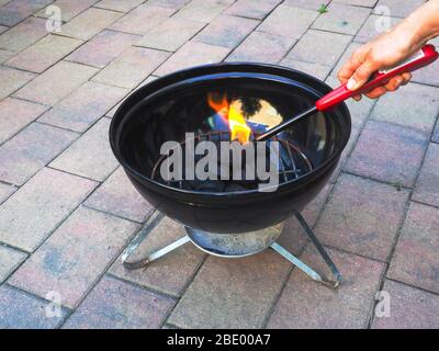 Brûlez du charbon dans un barbecue Grill, 2 de 4 Banque D'Images