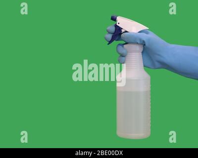 Un gant en caoutchouc bleu porte une bouteille en plastique remplie de solution de nettoyage sur le côté, contre une surface verte solide. Banque D'Images