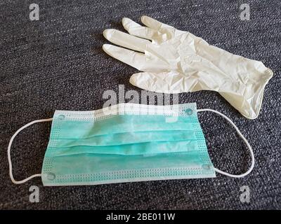 Masque chirurgical en vert / masque de visage et gant en latex de caoutchouc utilisé dans les hôpitaux par les médecins / infirmières pour la protection comme épidémique virus corona covid-19 Banque D'Images