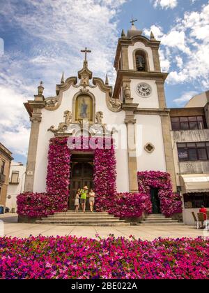 Fleurs décorant l'extérieur de la grande ancienne église Capela de Nossa Senhora da Bonança à Vila Praia de Ancora, dans le nord du Portugal Banque D'Images