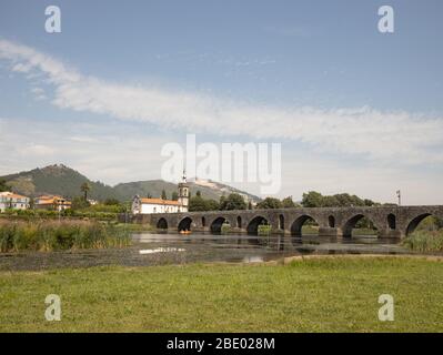 Vue panoramique sur la rivière Lima près du pont médiéval arqué Ponte et de la jolie église blanche Igreja de Santo António Ponte de Lima au nord du Portugal Banque D'Images