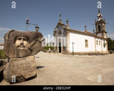 Grande statue de bienvenue et panneau de bienvenue BOM Camino sur la route centrale Camino Portugués, Ponte de Lima, Portugal Banque D'Images