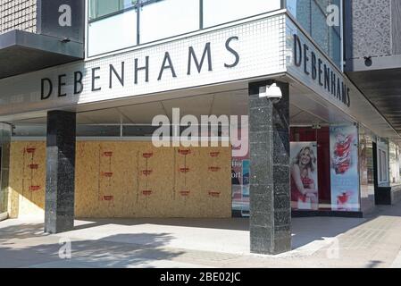 Debenhams va à l'administration pour rester à flot, pendant la crise de la pandémie de coronavirus, ici le grand magasin phare est monté à bord sur Oxford Street, dans le West End de Londres, au Royaume-Uni Banque D'Images