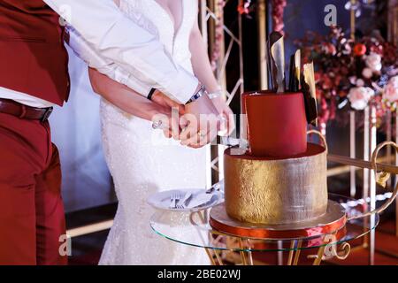 Les traditions de mariage. Le moment de couper le gâteau de mariage Banque D'Images