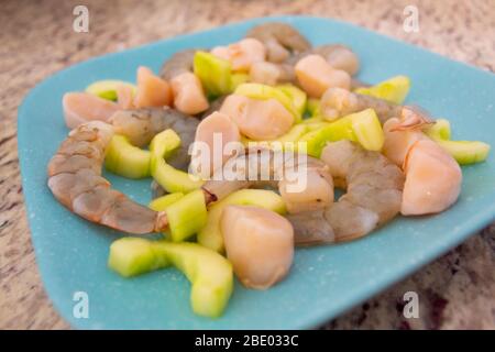 Délicieuse assiette de ceviche avec crevettes, pétoncles, concombre et jus de citron une richesse de nourriture latino-américaine Banque D'Images