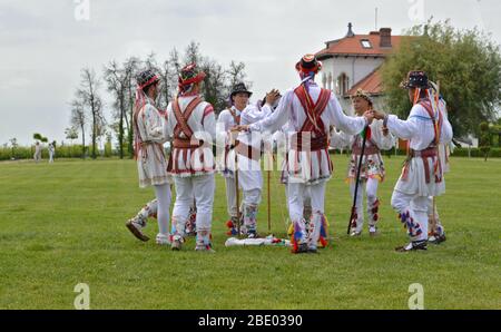 Coutumes traditionnelles roumaines - hommes vêtus de vêtements rustiques exécutant la danse festive appelée 'ansul Calusarilor' après Pâques - Dragasani, Dolj / R. Banque D'Images