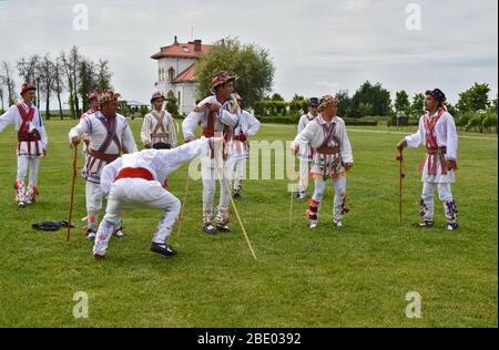 Les hommes roumains vêtus de vêtements rustiques traditionnels ou de danse de spectacle 'ie' appelée 'Calus' ou 'Calusari', anciennes traditions roumains - Dragasani, Dolj / Banque D'Images