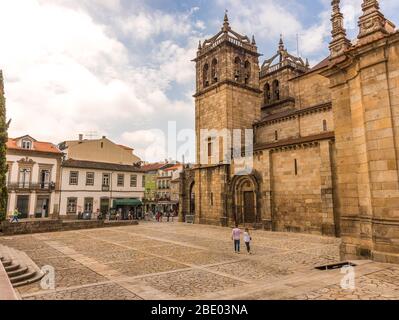 Vue sur la rue de la place à côté de la cathédrale de Braga Sé de Braga Église catholique romaine, Braga, Minho, Portugal Banque D'Images