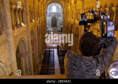 Lisbonne, Portugal. 10 avril 2020. Le Cardinal-Patriarche de Lisbonne D. Manuel Clemente célèbre la messe du vendredi Saint derrière des portes fermées mais diffusée sur les réseaux sociaux, à la„ cathédrale de Lisbonââ‚, au Portugal, le 10 avril 2020, pendant la semaine Sainte, les processions de Pâques ayant été annulées pour empêcher la propagation de la maladie de Coronavirus COVID-19. Crédit: Pedro Fiuza/ZUMA Wire/Alay Live News Banque D'Images