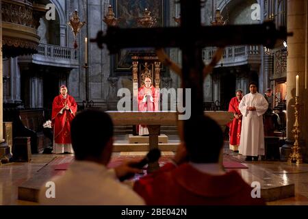 Lisbonne, Portugal. 10 avril 2020. Le Cardinal-Patriarche de Lisbonne D. Manuel Clemente (C ) célèbre la messe du vendredi Saint derrière des portes fermées mais diffusée sur les réseaux sociaux, à la cathédrale de LisbonÃs, au Portugal, le 10 avril 2020, Pendant la semaine Sainte, les processions de Pâques ont été annulées pour empêcher la propagation de la maladie de Coronavirus COVID-19. Crédit: Pedro Fiuza/ZUMA Wire/Alay Live News Banque D'Images