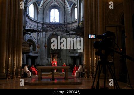 Lisbonne, Portugal. 10 avril 2020. Le Cardinal-Patriarche de Lisbonne D. Manuel Clemente (C ) célèbre la messe du vendredi Saint derrière des portes fermées mais diffusée sur les réseaux sociaux, à la cathédrale de LisbonÃs, au Portugal, le 10 avril 2020, Pendant la semaine Sainte, les processions de Pâques ont été annulées pour empêcher la propagation de la maladie de Coronavirus COVID-19. Crédit: Pedro Fiuza/ZUMA Wire/Alay Live News Banque D'Images