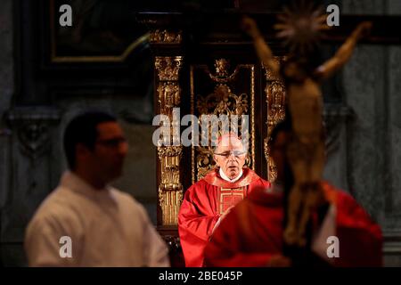 Lisbonne, Portugal. 10 avril 2020. Le Cardinal-Patriarche de Lisbonne D. Manuel Clemente (C ) célèbre la messe du vendredi Saint derrière des portes fermées mais diffusée sur les réseaux sociaux, à la cathédrale de LisbonÃs, au Portugal, le 10 avril 2020, Pendant la semaine Sainte, les processions de Pâques ont été annulées pour empêcher la propagation de la maladie de Coronavirus COVID-19. Crédit: Pedro Fiuza/ZUMA Wire/Alay Live News Banque D'Images