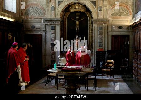 Lisbonne, Portugal. 10 avril 2020. Le Cardinal-Patriarche de Lisbonne D. Manuel Clemente (2ème R) est préparé avant la messe du vendredi Saint derrière des portes fermées mais diffusé sur les réseaux sociaux, à la cathédrale de LisbonÃs, au Portugal le 10 avril 2020, Pendant la semaine Sainte, les processions de Pâques ont été annulées pour empêcher la propagation de la maladie de Coronavirus COVID-19. Crédit: Pedro Fiuza/ZUMA Wire/Alay Live News Banque D'Images