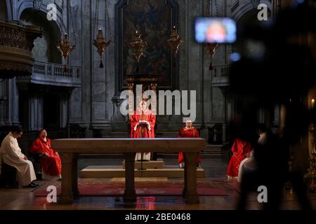 Lisbonne, Portugal. 10 avril 2020. Le Cardinal-Patriarche de Lisbonne D. Manuel Clemente (C ) célèbre la messe du vendredi Saint derrière des portes fermées mais diffusée sur les réseaux sociaux, à la cathédrale de LisbonÃs, au Portugal, le 10 avril 2020, Pendant la semaine Sainte, les processions de Pâques ont été annulées pour empêcher la propagation de la maladie de Coronavirus COVID-19. Crédit: Pedro Fiuza/ZUMA Wire/Alay Live News Banque D'Images