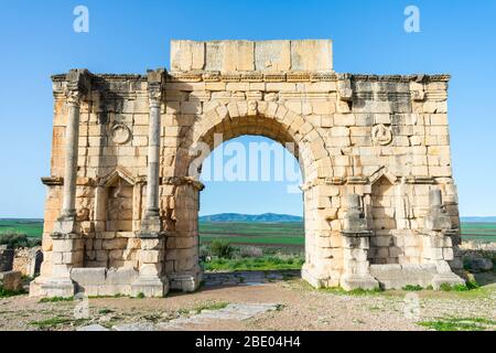 Arche de Caracalla aux ruines romaines de Volubilis au Maroc Banque D'Images