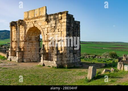 Arche de Caracalla aux ruines romaines de Volubilis au Maroc Banque D'Images