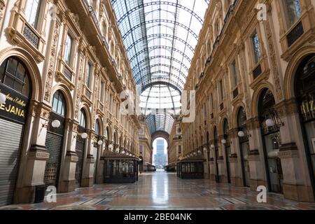 Monument déserté: Galleria Vittorio Emanuele II à Milan, Italie pendant l'épidémie COVID-19. Vie quotidienne à Milan. Ville italienne et coronavirus Banque D'Images