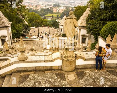 Scène romantique avec l'homme jouant de la guitare à sa petite amie à BOM Jesus do Monte un sanctuaire portugais à Tenões, Braga, Portugal. Banque D'Images