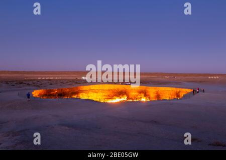 Cratère à gaz de Darvaza au Turkménistan, partie du désert de Karakum au crépuscule. Aussi connaître comme portes à l'enfer ou porte à l'enfer. Combustion du gaz naturel. Banque D'Images