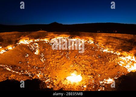 Cratère à gaz Darvaza au Turkménistan. Flammes résultant de la combustion de gaz naturel sans arrêt. Aussi connaître comme Darwaza Gates à l'enfer, porte à l'enfer ou cratère de feu. Banque D'Images