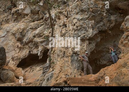 Sortie de la grotte de Cueva de la Vaca dans la vallée de Viñales, Cuba Banque D'Images