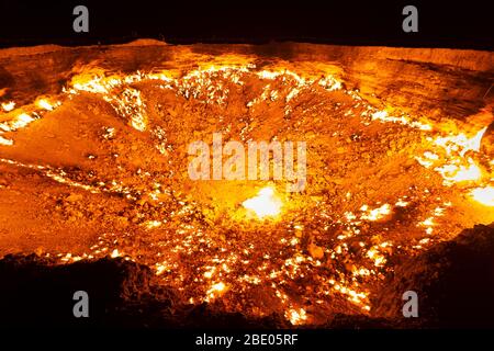 Cratère à gaz Darvaza au Turkménistan près de Derweze. Flammes dues à la combustion de gaz naturel la nuit. Aussi connaître comme Darwaza Gates à l'enfer ou porte à l'enfer. Banque D'Images
