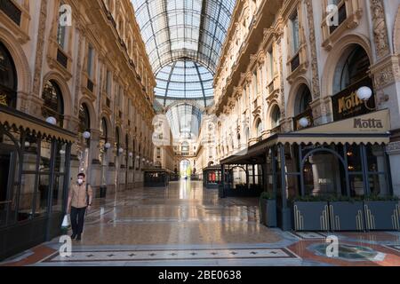 Monument et monument désertés : Galleria Vittorio Emanuele II à Milan, Italie pendant la pandémie COVID-19. Vie quotidienne à Milan, ville et coronavirus Banque D'Images