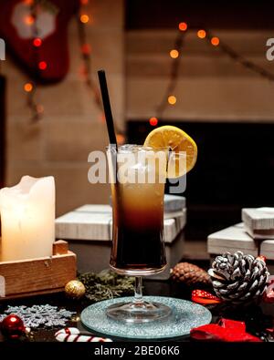 cola avec beaucoup de glace et de citron Banque D'Images