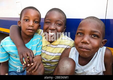 Soweto, Afrique du Sud - 11 septembre 2009: Trois jeunes garçons africains qui font preuve d'amitié et de joie dans un canton de Soweto Banque D'Images