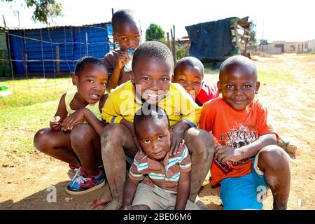 Soweto, Afrique du Sud - 7 septembre 2011: Petit groupe de jeunes enfants africains posant pour une photo et montrant l'amitié et la joie dans une ville de Soweto Banque D'Images