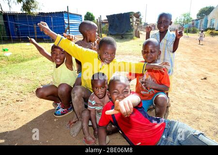 Soweto, Afrique du Sud - 7 septembre 2011: Petit groupe de jeunes enfants africains posant pour une photo et montrant l'amitié et la joie dans une ville de Soweto Banque D'Images