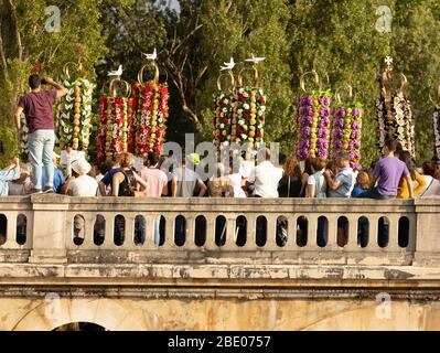 Procession de plateaux très grands équilibrés sur les têtes de filles pendant le traditionnel festival de plateau, Festa dos Tabumeiros à Tomar Portugal Banque D'Images